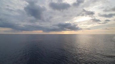 Deniz kıyısındaki bir tekneden manzara