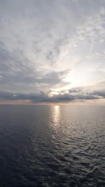 Denizde güzel bir gün batımı. Doğa