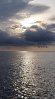 Denizin üzerinde güzel bir gün batımı