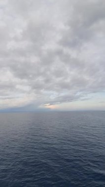 Bulutlu gökyüzü ile mavi deniz