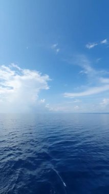 güzel mavi deniz ve mavi gökyüzü bulutlu ve güneşli