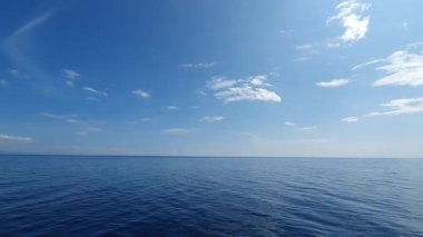 Mavi Gökyüzü bulutlu denize