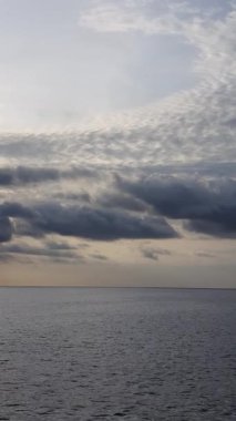 Denizin üzerinde dramatik gün batımı