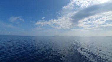 Mavi okyanus su yüzeyi arka planı