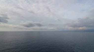 Gökyüzüne ve ufukta bulutlara.