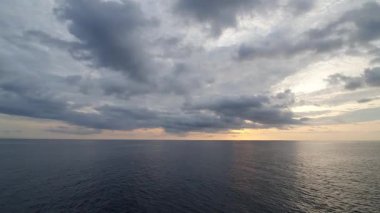 Bulutlu güzel deniz manzarası