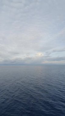 Bulutlu bir günde mavi deniz