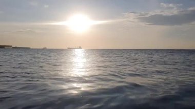 Denizin üzerinde gün batımı