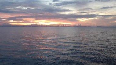 Denizin üzerinde güzel bir gün batımı