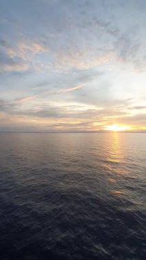 Deniz üzerinde gün batımı. Sakin denizli güzel deniz manzarası.