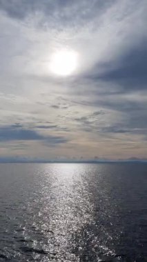 Güneşin batan güneş ışınları.