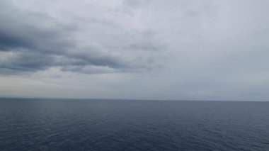 mavi deniz ve bulutlar