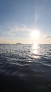 Baltık Denizi üzerinde gün batımı. Akşam gökyüzü.