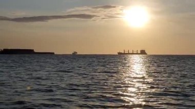 Denizin üzerinde gün batımı