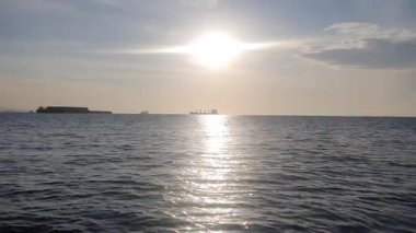 Denizin üzerinde güzel bir gün batımı