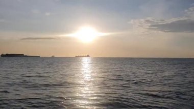 Denizin üzerinde güzel bir gün batımı