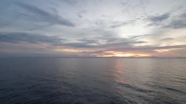 Denizin üzerinde güzel bir gün batımı