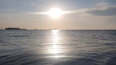 Denizin üzerinde güzel bir gün batımı