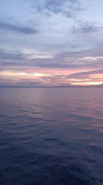 Deniz üzerinde gündoğumu