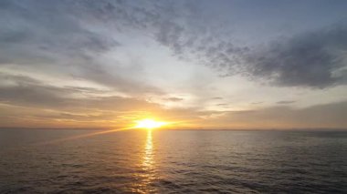 Okyanusta güzel bir gün doğumu.