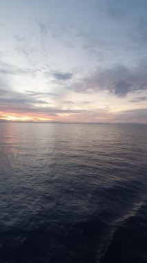 Sakin denizin üzerinde gün batımı, güzel gökyüzü