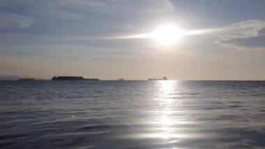 Denizin üzerinde güzel bir gün batımı