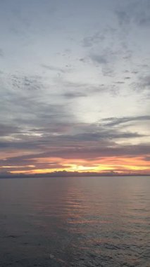 Denizin üzerinde gün batımı, güzel dijital fotoğraf