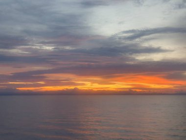 Bulutlu güzel günbatımı gökyüzü, doğa