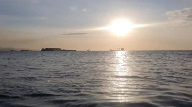 Denizin üzerinde güzel bir gün batımı