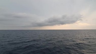 Bulutlu bir günde güzel bir deniz manzarası.