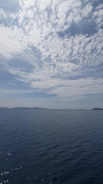 Tekneden denize, gökyüzüne ve bulutlara