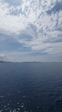 mavi okyanus ve gökyüzü