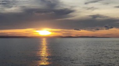 Denizin üzerinde güzel bir gün batımı