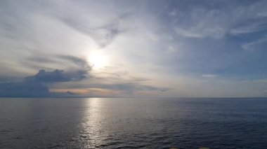 Denizin üzerinde gün batımı