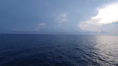 Sakin okyanus ve bulutlu gökyüzü ile güzel deniz manzarası.