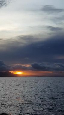 Banda Okyanusunda gün batımı