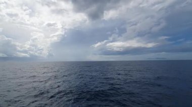 Mavi bulutlu gökyüzü ile güzel deniz manzarası