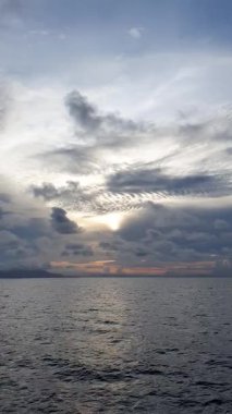 Denizin üzerinde güzel bir gün batımı