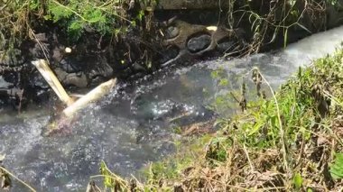 Kırsal bölgedeki su akıntısı