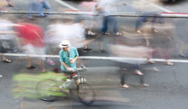 Bisikletçi ve yürüyüşe