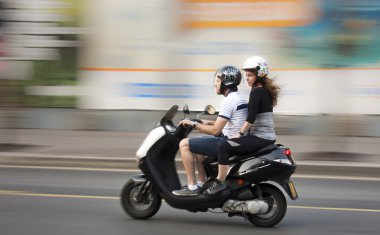 Bir motosiklet üzerinde genç Çift