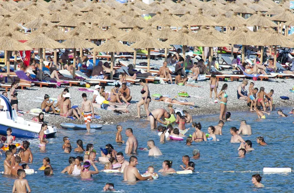 Crowded beach in Montenegro — Stock Photo, Image