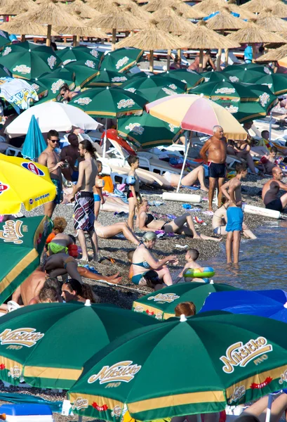 Gedrängter Strand in Montenegro — Stockfoto