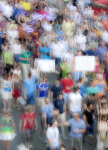 Foule de personnes en signe de protestation, mouvement intentionnel flou — Photo