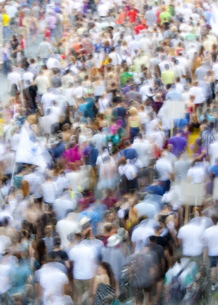 Foule de personnes en signe de protestation, mouvement intentionnel flou — Photo