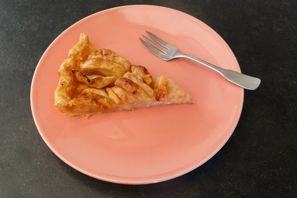 Tarte Aux Pommes Fourchette Sur Une Assiette Rouge — Photo