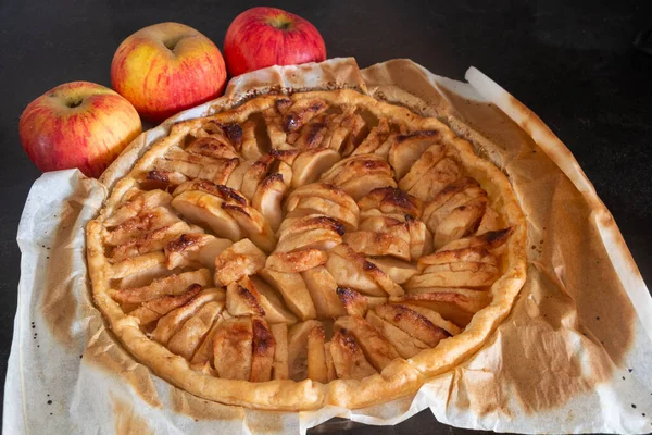 Apfelkuchen Mit Wachspapier Einer Schüssel Und Drei Äpfeln — Stockfoto