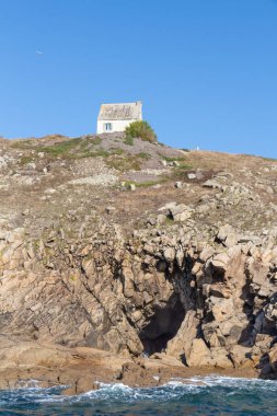 Brittany sahillerinde tepesinde bir ev