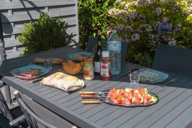 Primelin - Fransa, 21 Ağustos 2019: Yaz boyunca bir bahçede öğle yemeği masası