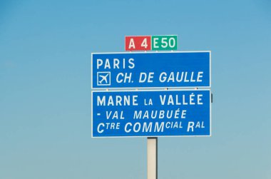 Yol tabelası Paris Charles de Gaulle havaalanı ve Marne La Valle otoyolda